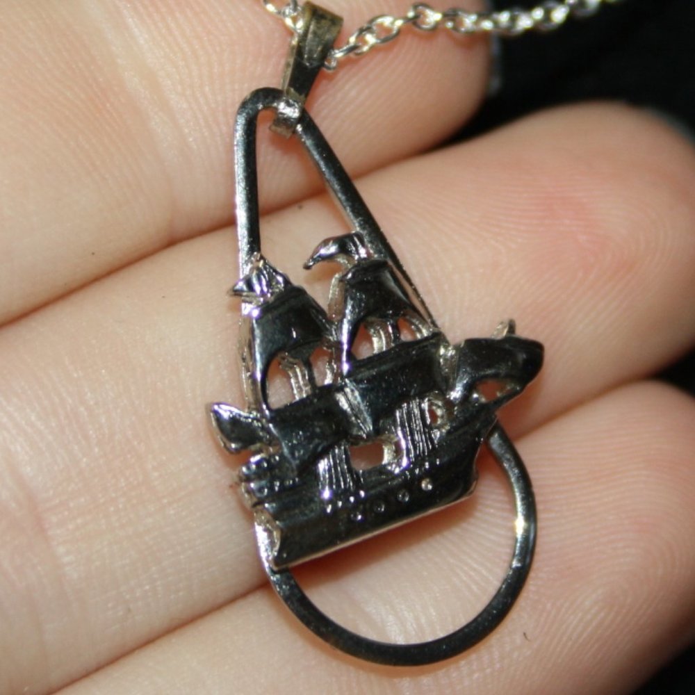 ⛵✨ Beautiful Silver Sailboat Necklace (18") ✨⛵